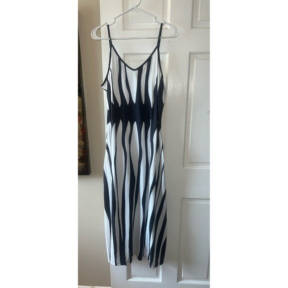 Dresses & Skirts - Black & white maxi dress sz L